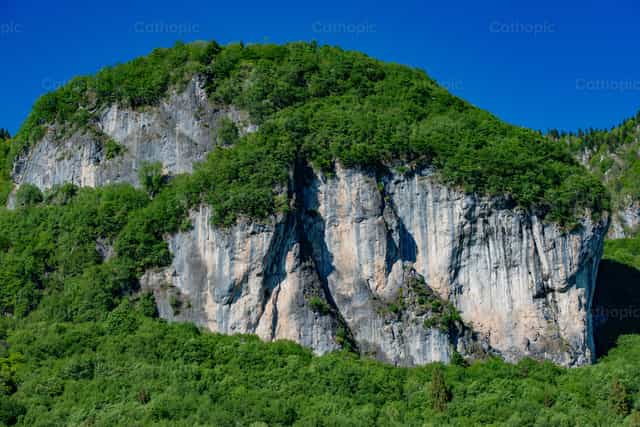 Roca del acantilado de Cornalba - Banco de imágenes católicas - Fotografía por Pierluigi Palazzi