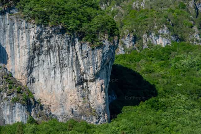 Roca del acantilado de Cornalba - Banco de imágenes católicas - Fotografía por Pierluigi Palazzi