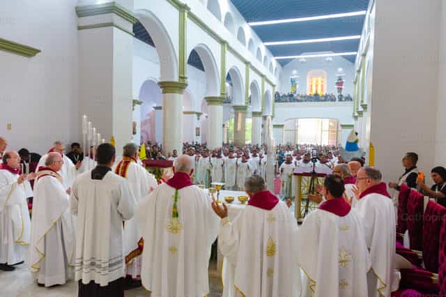 Vida comunitaria en la Santa Catedral - Banco de imágenes católicas - Fotografía por Miguel White