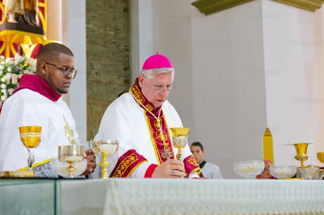 Un évêque tenant le calice du Christ - Images catholiques de stock