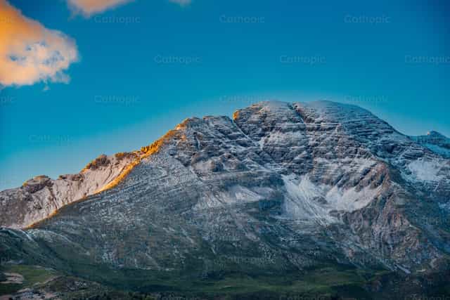 El monte Arera cubierto de nieve - Banco de imágenes católicas - Fotografía por Pierluigi Palazzi
