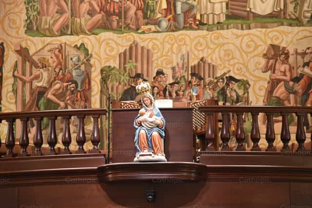 Estatua de Nuestra Señora de La Leche en una iglesia - Banco de imágenes católicas - Fotografía por Luisa Oswalt