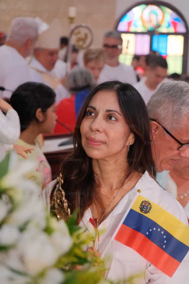 Sierva Orando por su nación - Banco de imágenes católicas - Fotografía por Leider Mendoza