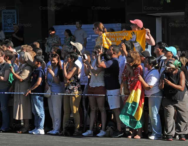 Fieles expectantes de ver al Papa León en Madrid - Banco de imágenes católicas - Fotografía por Alberto Díez