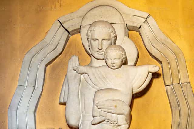 Estatua de San José sosteniendo al Niño Jesús en sus brazos. - Banco de imágenes católicas - Fotografía por Joan Sutter