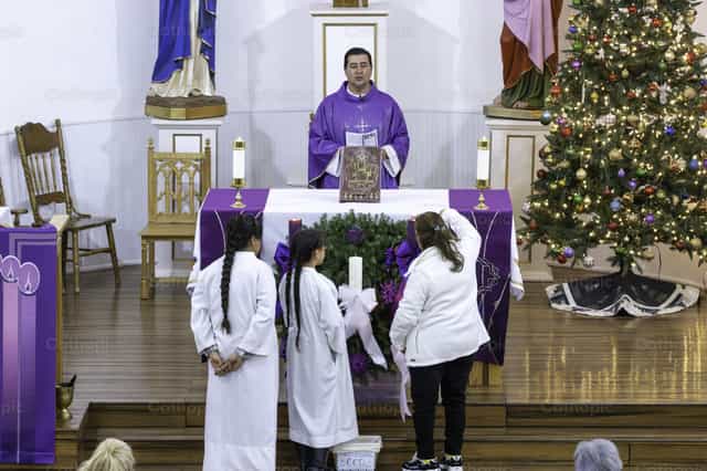 Encender las velas de la Natividad - Banco de imágenes católicas - Fotografía por Steven Zimmerman
