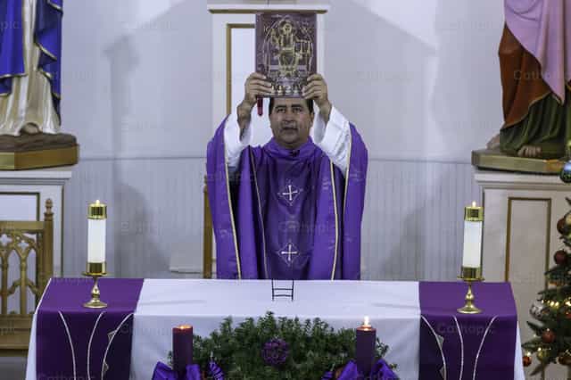 Libro de los Evangelios - Banco de imágenes católicas - Fotografía por Steven Zimmerman