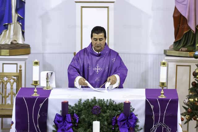 Preparación del altar - Banco de imágenes católicas - Fotografía por Steven Zimmerman