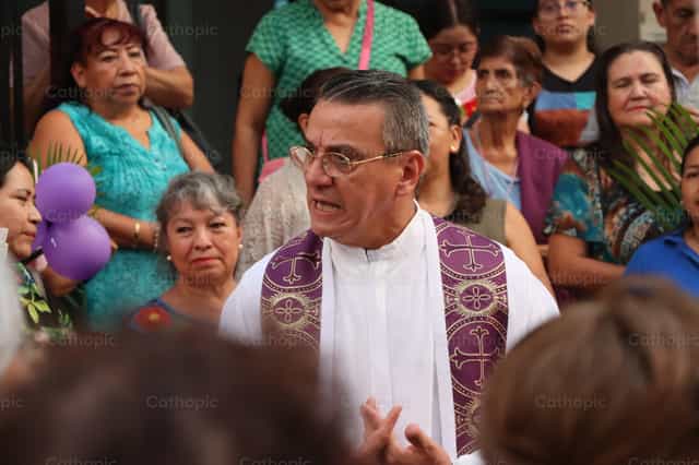Prêtre prêchant - Images catholiques de stock