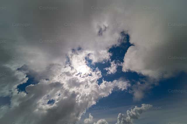 Nubes en el cielo azul en primavera - Banco de imágenes católicas - Fotografía por Michelangelo Oprandi