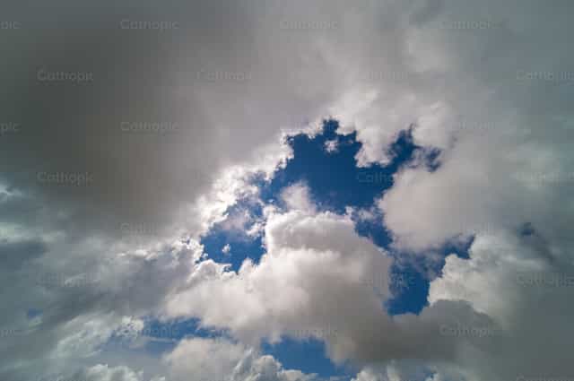 Cielo azul con nubes - Banco de imágenes católicas - Fotografía por Michelangelo Oprandi