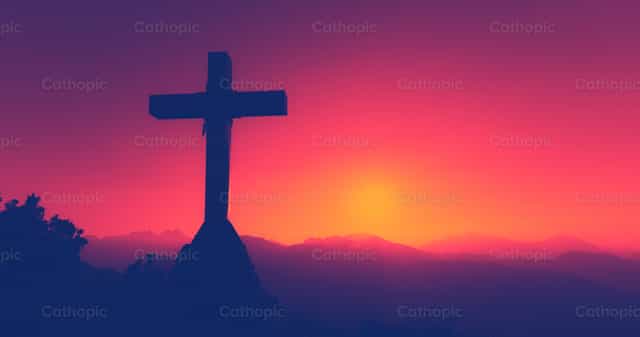 Cruz en las montañas con fondo de colores - Banco de imágenes católicas - Fotografía por Michelangelo Oprandi