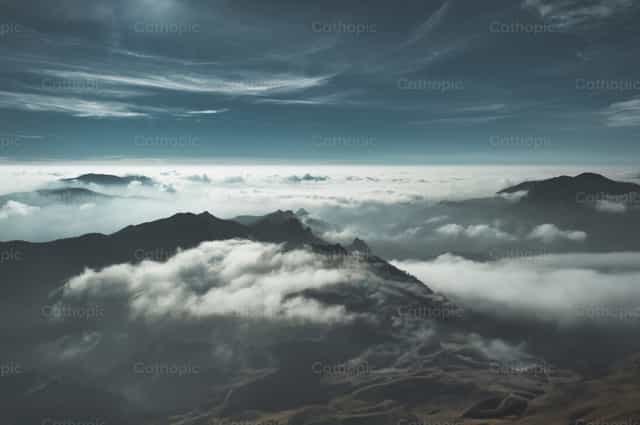 Paisaje montañoso abstracto con nubes y nieblas - Banco de imágenes católicas - Fotografía por Michelangelo Oprandi
