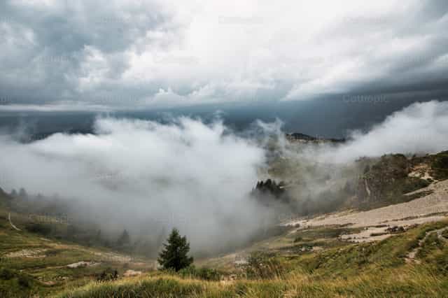 Valle alpino con nubes - Banco de imágenes católicas - Fotografía por Michelangelo Oprandi