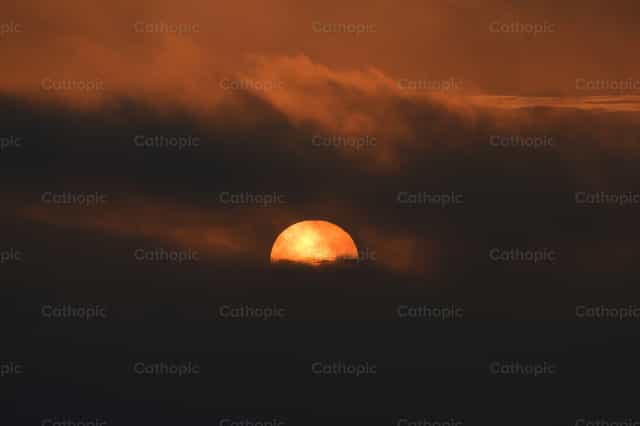 Grande pôr do sol colorido nas nuvens no Peru - Imagens católicas de stock - Foto de Michelangelo Oprandi
