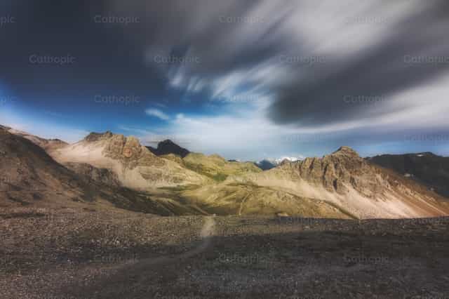 Paisaje desértico en los Alpes suizos en la región de los Grisones - Banco de imágenes católicas - Fotografía por Michelangelo Oprandi