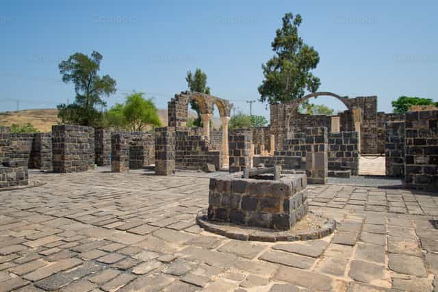 Cafarnaún en la orilla del lago de Galilea. Este es el lugar donde Jesús enseñó - Banco de imágenes católicas