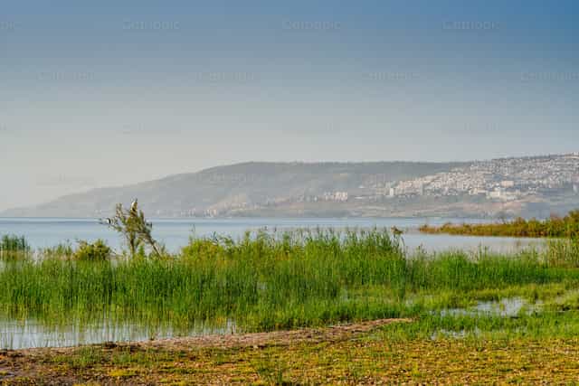 El lago de Tiberíades, en Israel, con parte de la ciudad de Tiberíades al fondo - Banco de imágenes católicas - Fotografía por Michelangelo Oprandi