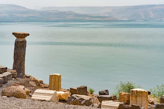 Cafarnaún en la orilla del lago de Galilea - Banco de imágenes católicas - Fotografía por Michelangelo Oprandi