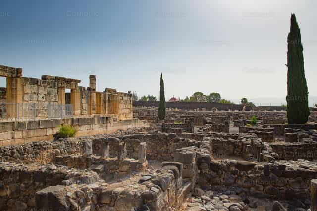 Las ruinas en el pequeño pueblo de Cafarnaún - Banco de imágenes católicas - Fotografía por Michelangelo Oprandi