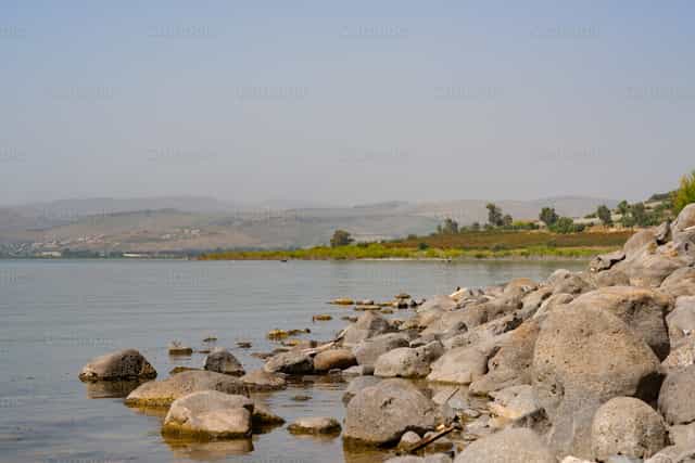 Las orillas del Lago de Tiberíades en Galilea - Banco de imágenes católicas - Fotografía por Michelangelo Oprandi