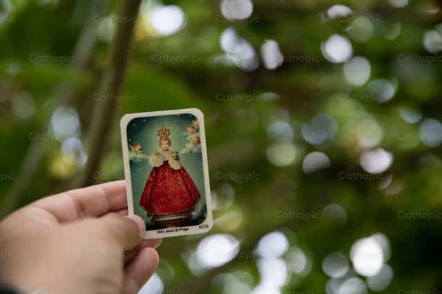 Estampita del Niño Jesús de Praga - Banco de imágenes católicas - Fotografía por Carolina BR