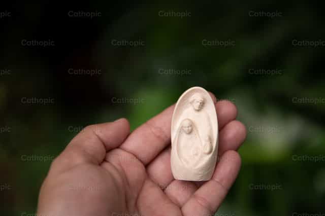 Small manger in the hands - Catholic stock images - Photo by Carolina BR