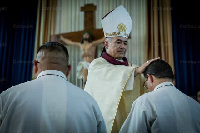 Pagpapatong ng mga Kamay - Mga Catholic stock image - Larawan ni Pichardo MSP