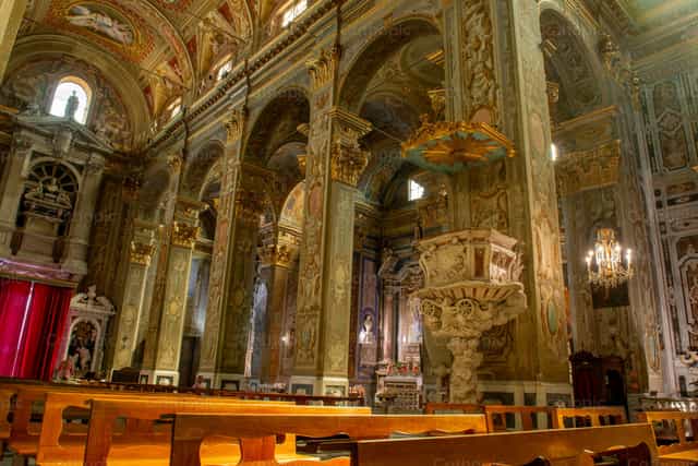 Interior de la basílica de San Biagio en Finalborgo - Banco de imágenes católicas - Fotografía por Pierluigi Palazzi