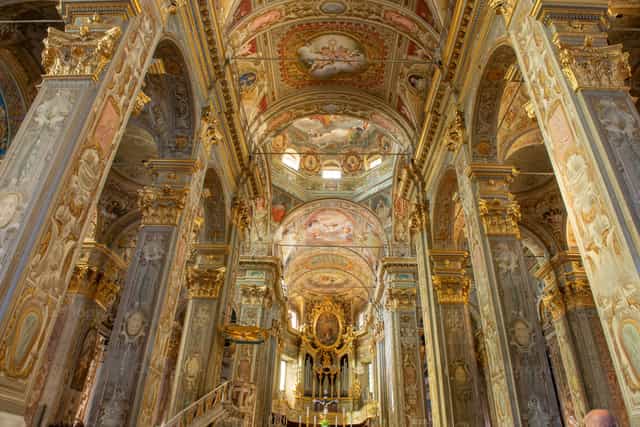 Interior of the Basilica of San Biagio in Finalborgo - Banco de imágenes católicas