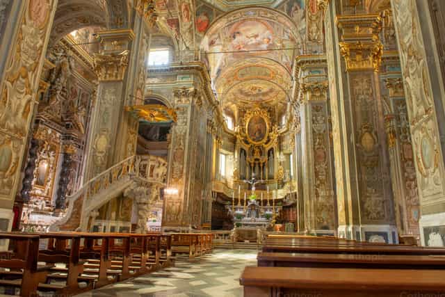 Interior de la basílica de San Biagio en Finalborgo - Banco de imágenes católicas - Fotografía por Pierluigi Palazzi