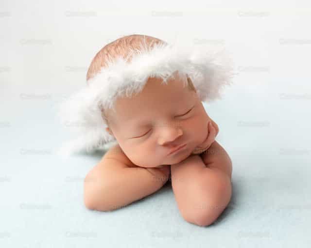 Ángel bebé dormido - Banco de imágenes católicas - Fotografía por Clina CG