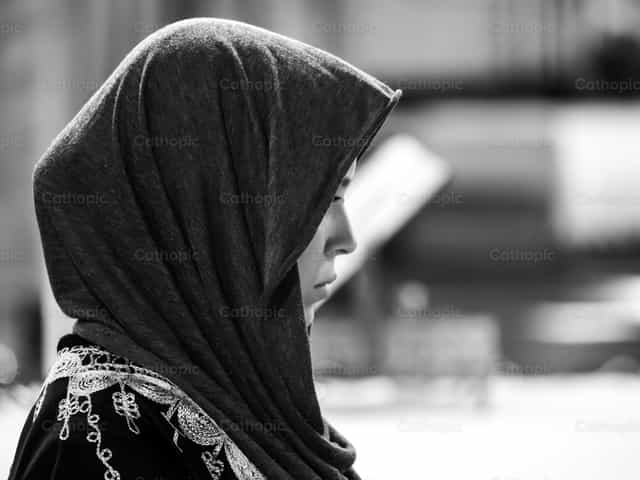 Chica de perfil. Fotos en blanco y negro - Banco de imágenes católicas - Fotografía por patrizio righero