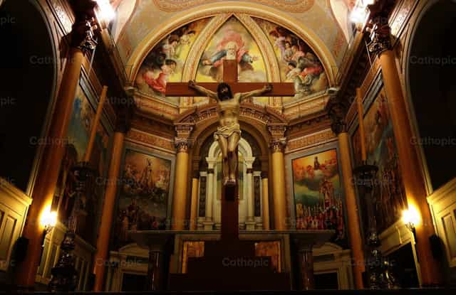 Cruz en la catedral - Banco de imágenes católicas