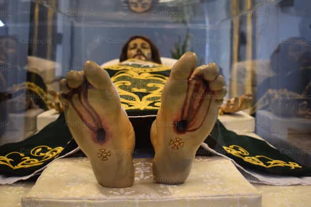 Nakahandusay na Kristo - Mga Catholic stock image - Larawan ni jovitabautista