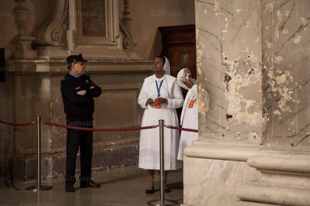 Religiosas observando - Banco de imágenes católicas