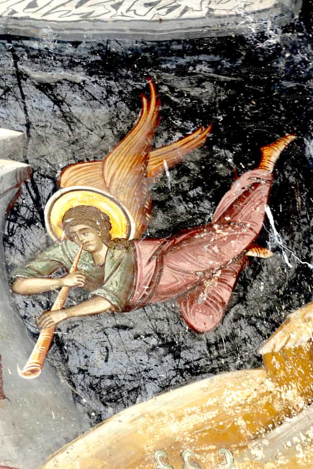 Arcángel tocando la trompeta. Fresco - Banco de imágenes católicas - Fotografía por Cristina Grigore