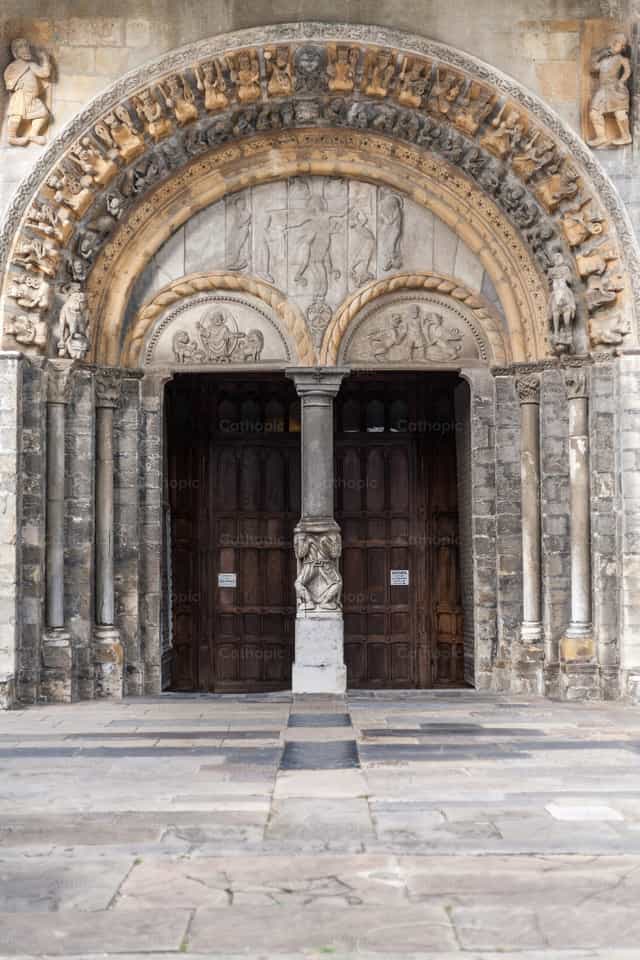 Dom-Eingangstür - Katholische Stockfotos