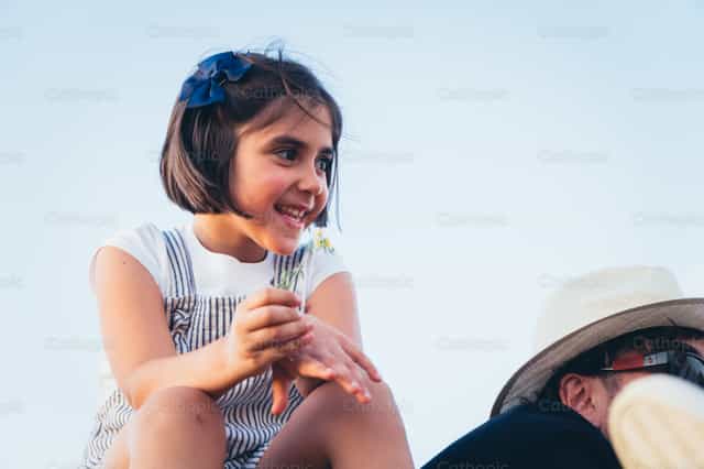 Niña sonriente - Banco de imágenes católicas - Fotografía por Almures Studio