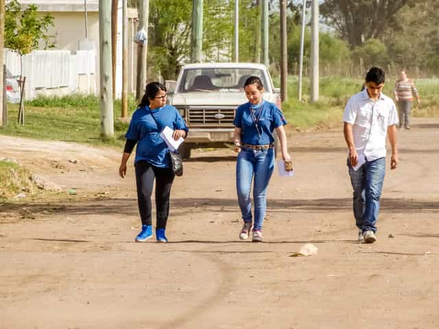 Jovenes misioneros - Banco de imágenes católicas