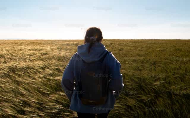 A mulher pega a estrada - Imagens católicas de stock