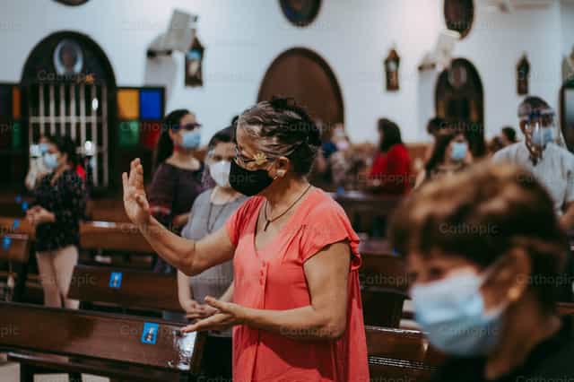Nuevo saludo de paz - Banco de imágenes católicas - Fotografía por Leider Mendoza