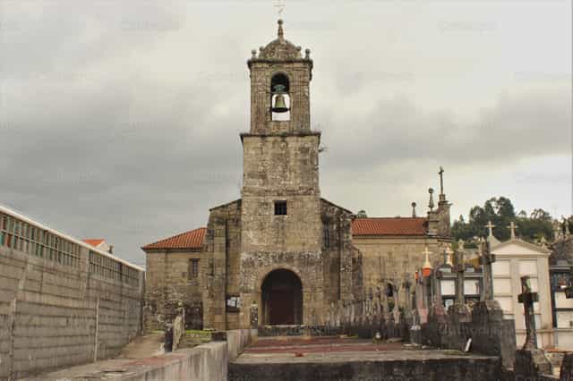 Chiesa e cimitero - Immagini stock cattoliche