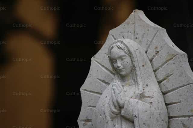 A Virgem de Cantera - Imagens católicas de stock