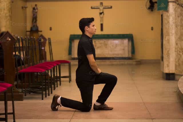 Genuflection - Banco de imágenes católicas - Fotografía por Marco Túlio de Miranda