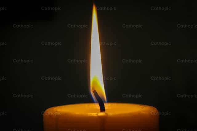 Candlelight - Catholic stock images - Photo by Cristian Gutiérrez, LC