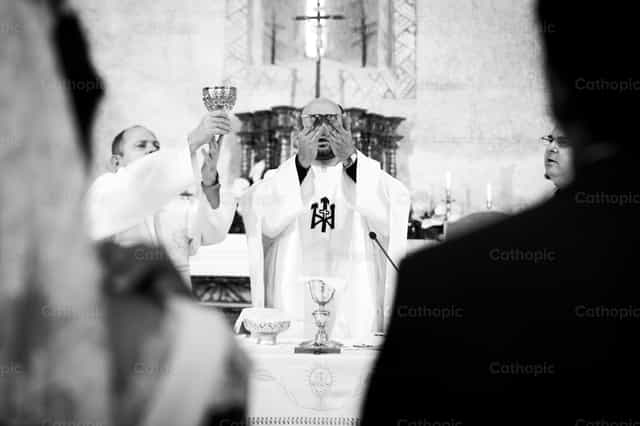 Consagración durante la Misa de Bodas - Banco de imágenes católicas
