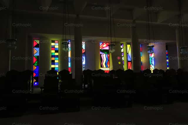Luz en Iglesia a través de vitrales - Banco de imágenes católicas