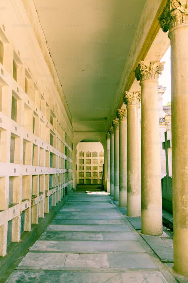 Pasillo con nichos - Banco de imágenes católicas - Fotografía por Yael Portabales