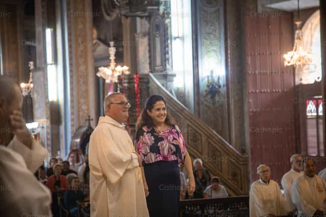 Diácono casado junto a su esposa - Banco de imágenes católicas